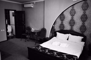 Отели для свиданий Mini Hotel VIP Семей Люкс с кроватью размера «king-size»-5
